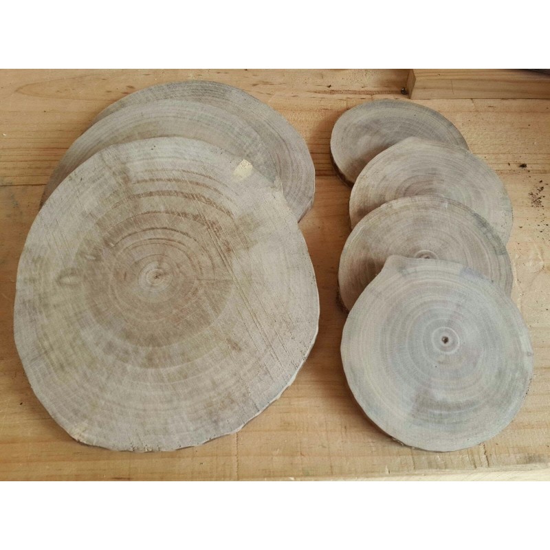 Madera de tronco nogal cortada. Madera de tronco nogal cortada.